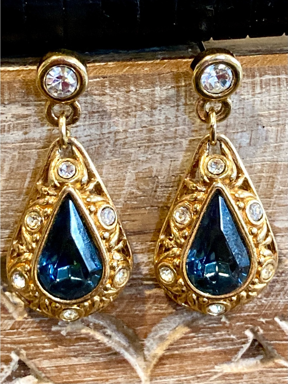 Vintage Avon Gold-Tone Teardrop Earrings with Blue Gemstone - Picture 8 of 10